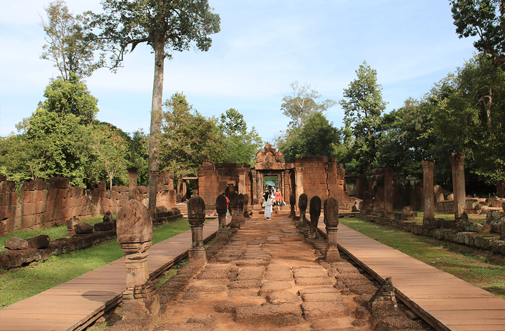 Visit Banteay Srei Temple