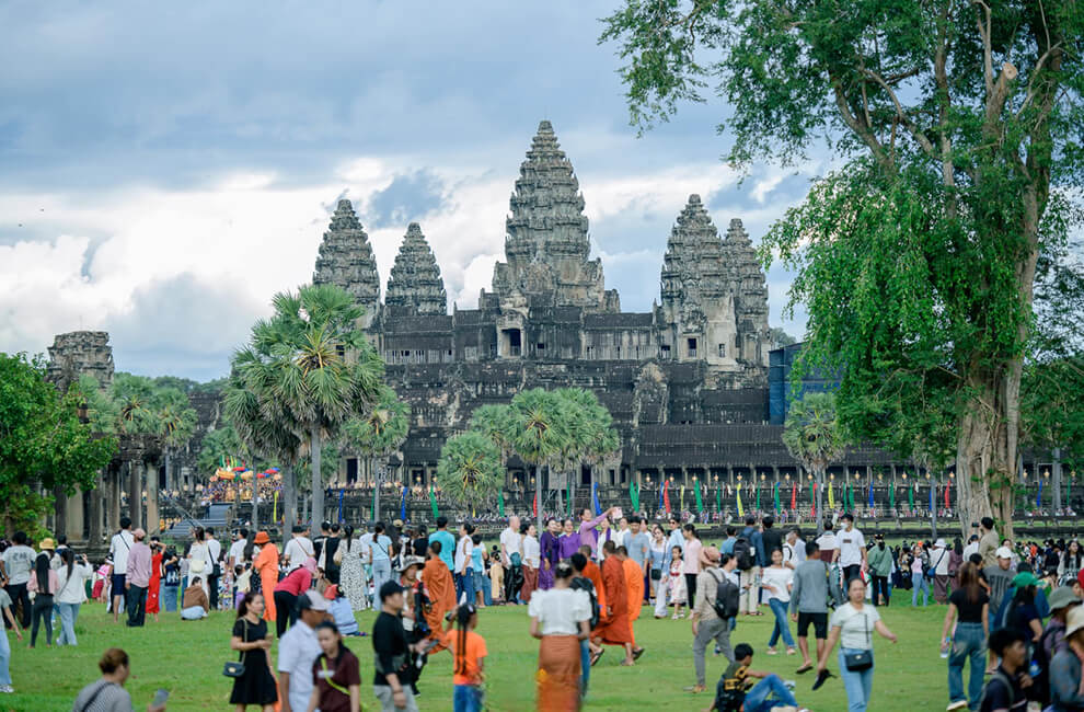 Siem Reap: Angkor Wat, Floating Village Tour and Apsara Dance Show