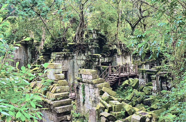 Kbal Spean Trekking, Banteay Srei and Beng Mealea Tour
