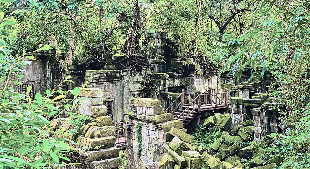Kbal Spean Trekking, Banteay Srei and Beng Mealea Tour