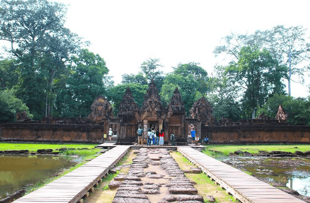 Siem Reap Budget Tour – Angkor Wat, Banteay Srei, and Floating Village tour in Cambodia